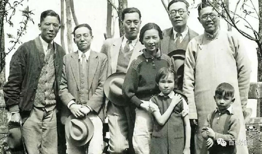 1938年,西南联大教授合影,左起周培源,梁思成,陈岱孙,林徽因,金岳霖